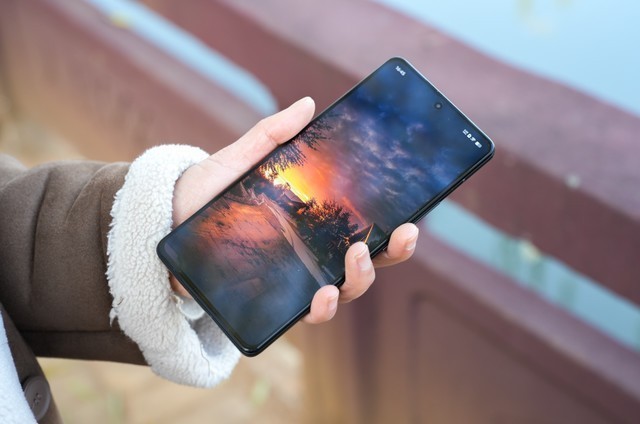 直面屏手机已经销声匿迹？快试试2K直屏王者——iQOO 11