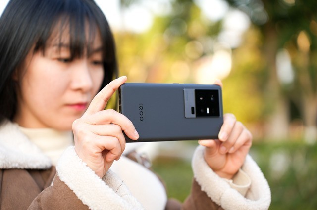 直面屏手机已经销声匿迹？快试试2K直屏王者——iQOO 11
