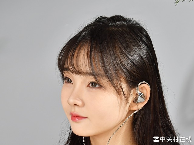  The more you listen, the more you listen! This ring iron unit earphone is not easy to use