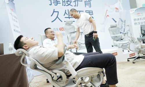 为什么说拥有一把可以躺平的人体工学椅是职场人士午休神器？