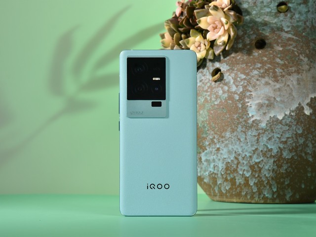  How to choose the price of Xiaomi 13 compared with iQOO 11S?