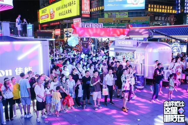 美女帅哥千人现场嗨翻天!这里潮好玩嘉年华点燃长沙