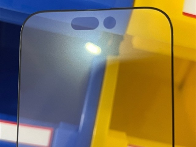 iPhone 14 Pro钢化膜：挖孔巨大不能接受 