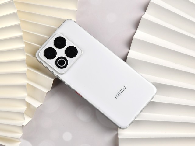 魅族22图赏:1.2mm四等边直屏,一眼心动的白月光