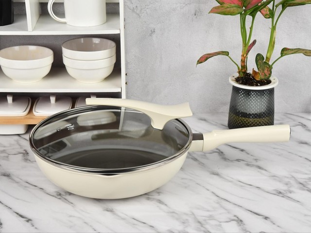 告别氟焦虑与粘锅噩梦!九阳0氟钛瓷炒锅评测:健康烹饪的理想之选