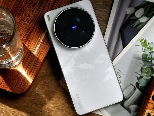 vivo X300 Ultra全面评测 手机里的“专业V单”究竟有多能打?