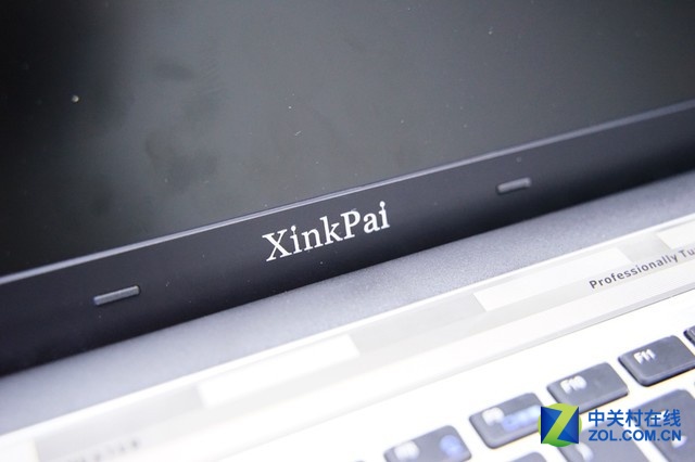 屏幕下方XinkPai的LOGO实在是太扎眼了，土话版本的“ThinkPad”？