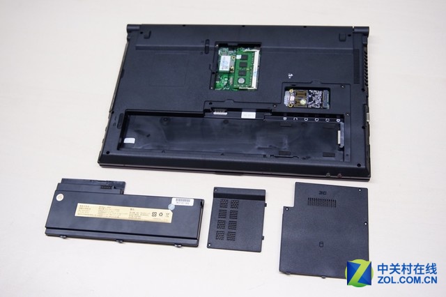 电池的右侧是空置的2.5英寸硬盘仓位，上方则是mSATA硬盘仓位，中间则是内存和无线网卡的仓位，各个零部件的更换还是非常方便的
