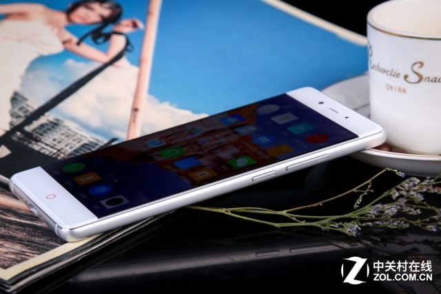 2.5D�������ޱ߿� nubia Z11�»�ͼ��
