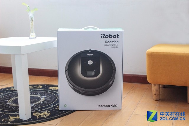Roomba 980扫地机器人外包装采用白色为主色调，风格简约，正面为机器的外观和型号，让人一目了然。