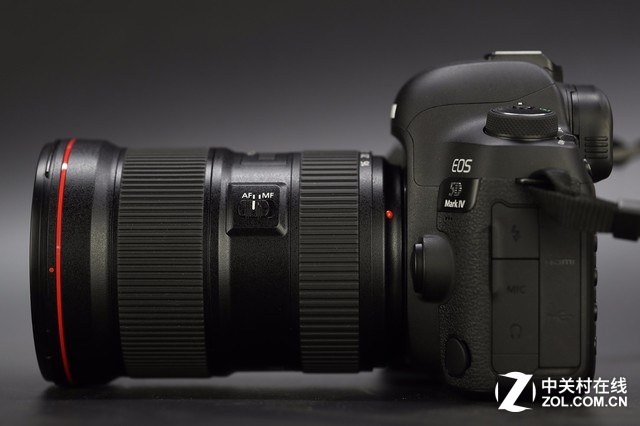 新一代EF 16-35mm f/2.8L III USM镜头安装至机身效果，能明显看出镜头外观设计上有了不小的变化。