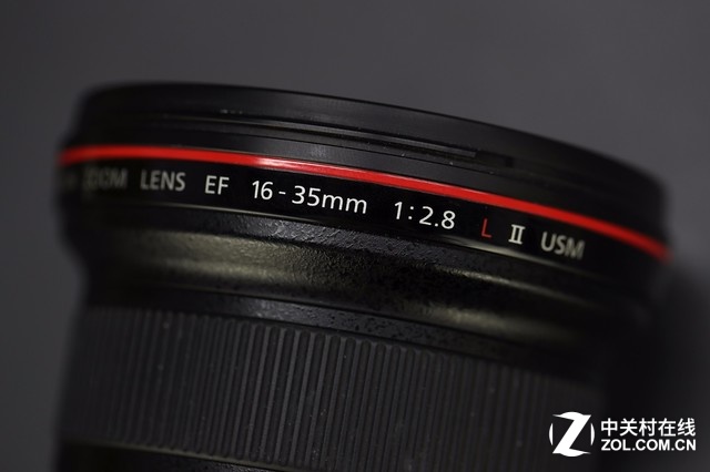 二代的16-35mm镜头在镜头顶部有明显的直径变大，这也是为了能让镜头安装圆形滤镜而设计的。此外，可以看到二代16-35的镜头规格标识都在镜身上。