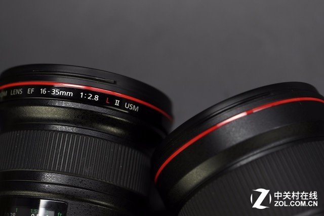相对可以看到，新一代EF 16-35mm f/2.8L III USM镜头在镜身上则要简洁的多，全部镜头标识都改在了前玉的外沿上。