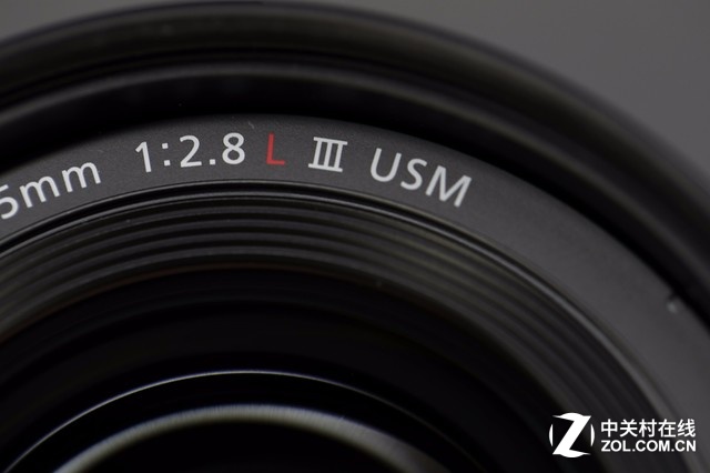 EF 16-35mm f/2.8L III USM镜头所特有的III代标识，这也是现在EF镜头群中，L级镜头中的首款。