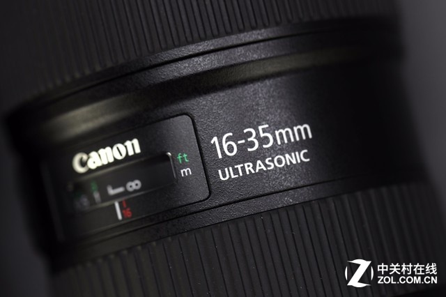 全新EF 16-35mm f/2.8L III USM镜头的标识则更规矩的全部采用黑体字，而超声波马达的标识也不再使用特殊字体，镜头整体设计感更完善。