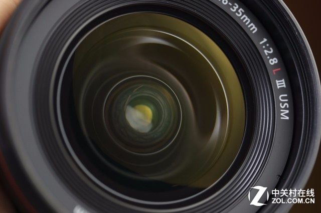 新一代的EF 16-35mm f/2.8L III USM镜头前玉在反光下镀膜更多呈现出黄色，此外镜头的通透度明显比二代好很多。