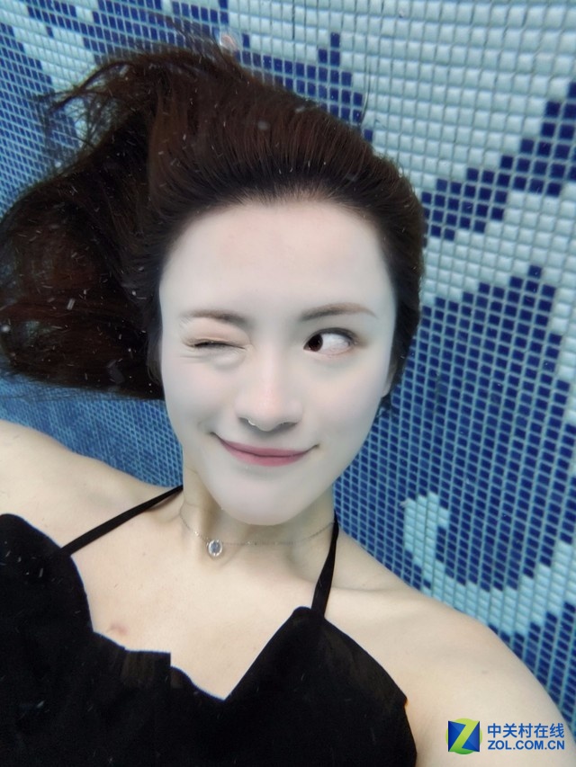 样张秀:看三星Galaxy S9美女水下任性拍