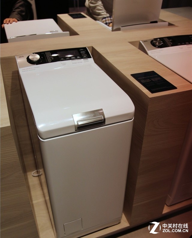 aeg洗衣机,机身宽度极窄,顶开盖设计,不占空间.