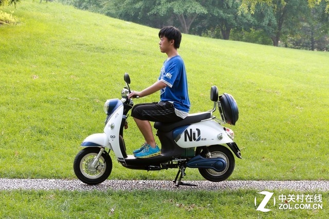 行将所智雅迪米兰电动车户外实拍