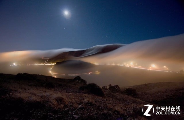 美国加州，笼罩在薄雾中的索萨利托。
