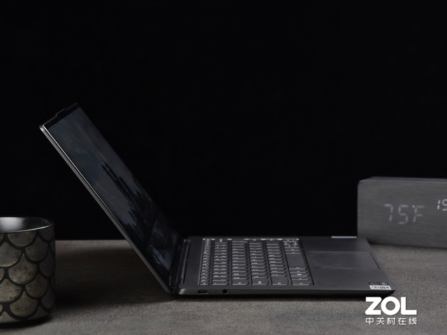业界首款3D曲面玻璃屏 联想YOGA S940图赏