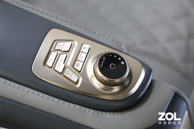 在按钮操控上工艺细节也是非常到位，与豪车的旋钮同款设计质感十足。