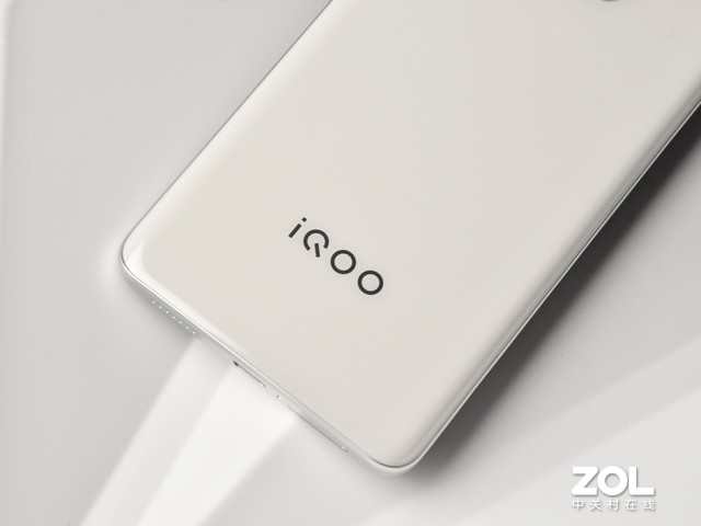 iQOO Z8图赏：谁说千元机性能颜值不可兼得？