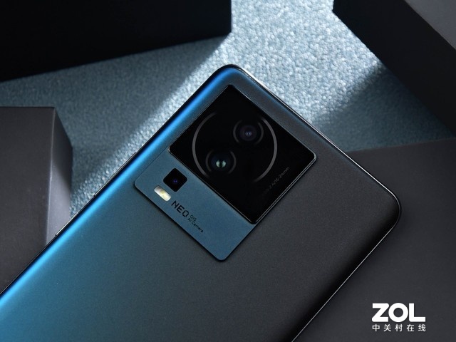 几何设计展现复古未来主义iqooneo7几何黑图赏