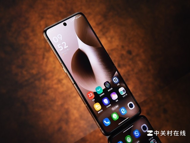 moto razr 60 Ultra新机图赏：新材质好手感