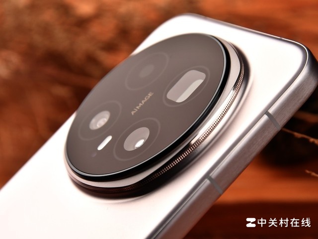 AI���콢�ǳ� ��ҫ Magic 8 Pro�»�ͼ��