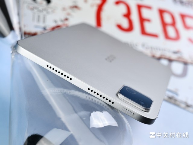 iQOO Pad Ultra 星铠银图赏:轻巧机身里的未来竞技装备