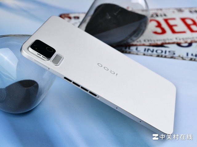 iQOO Pad Ultra 星铠银图赏:轻巧机身里的未来竞技装备