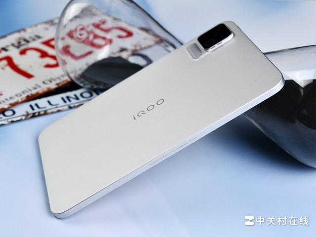 iQOO Pad Ultra 星铠银图赏:轻巧机身里的未来竞技装备