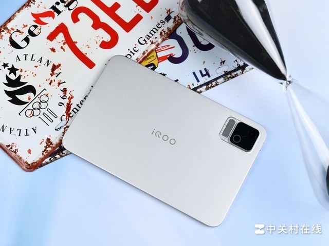 iQOO Pad Ultra 星铠银图赏:轻巧机身里的未来竞技装备