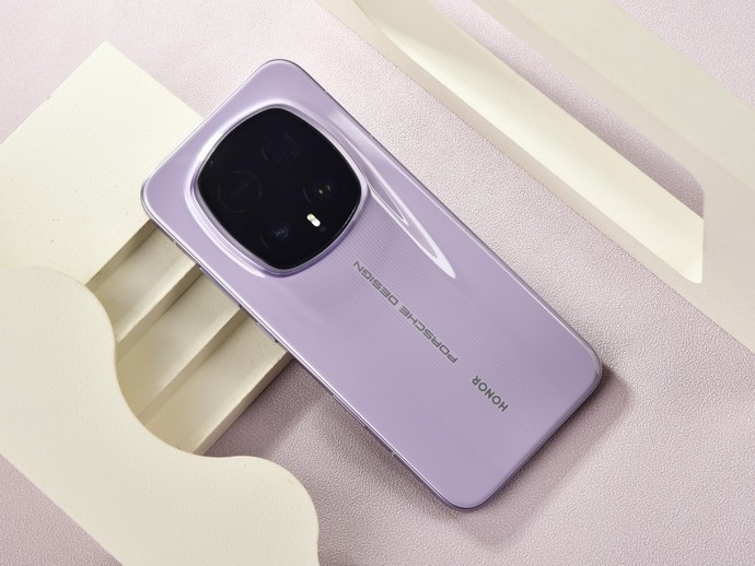 融合超跑设计基因 荣耀Magic8 RSR 保时捷设计新机图赏