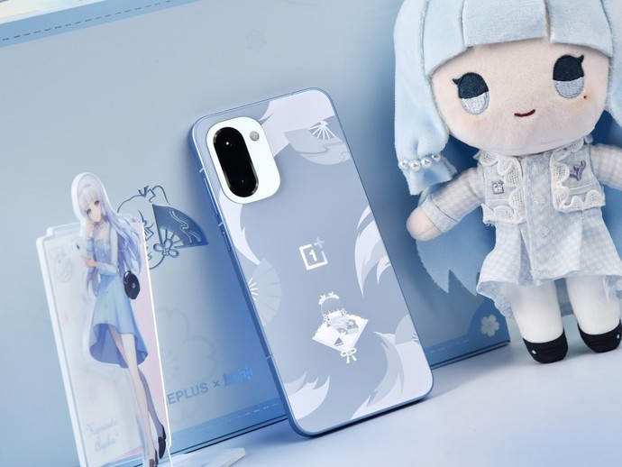 一加 Ace 6T 神里绫华定制机图赏：白鹭霜华主题包装、丰富周边与雪霁蓝机身