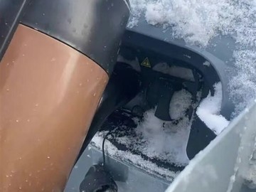 新能源汽车充电口结冰 业主用开水解冻引热议