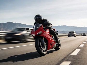 多地修订高速条例禁行摩托，春运返程期须特别注意