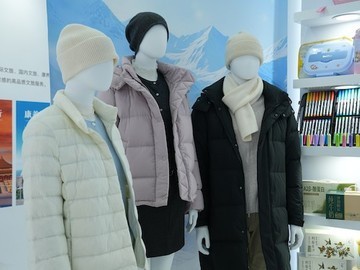 东方甄选进军服饰领域：首款自营高标羽绒服亮相服贸会