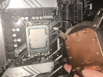 酷睿i7-12700K无硅脂运行三年仍工作，高温老化风险引关注